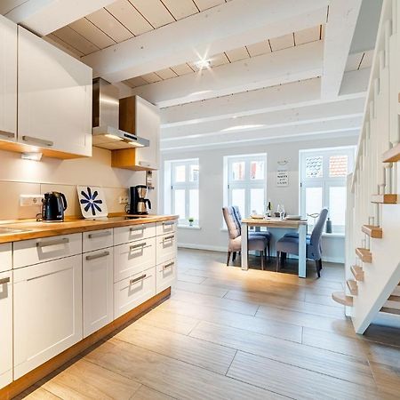 Haus Am Siel 01, Zentral Mit Eigenem Steg Villa Греетзиел Екстериор снимка