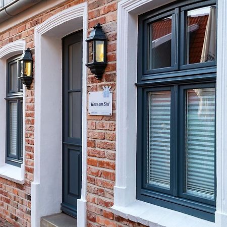 Haus Am Siel 01, Zentral Mit Eigenem Steg Villa Греетзиел Екстериор снимка