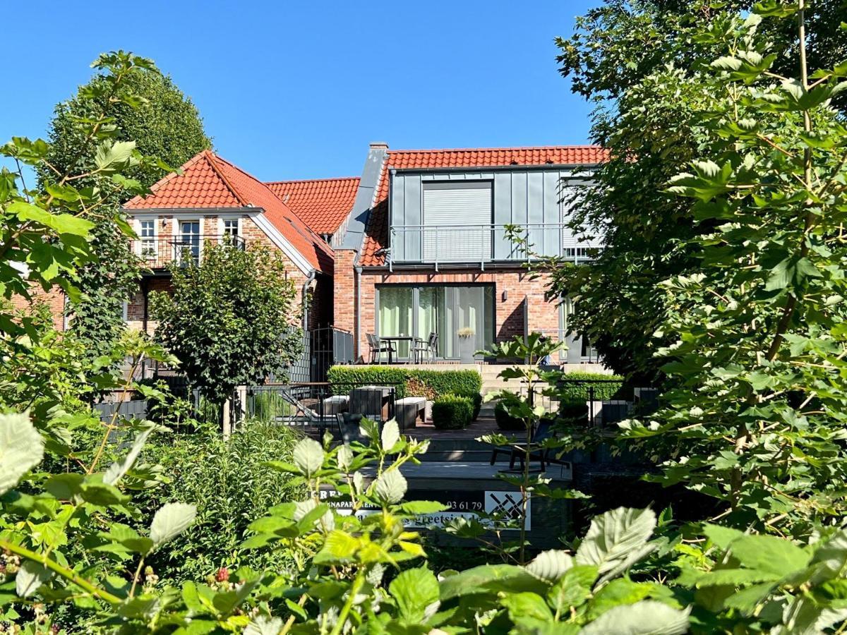 Haus Am Siel 01, Zentral Mit Eigenem Steg Villa Греетзиел Екстериор снимка